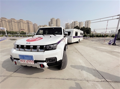 西安交警先期投入了两辆全新的轻型牵引房车